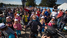 EUFORIE Z VÍT�ZSTVÍ. Vav�inec Hradilek se práv� stal mistrem sv�ta ve vodním...