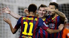 TO JE RADOSTI. Fotbalisté Barcelony slaví jeden z gólů v utkání proti Seville....