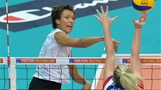 Česká volejbalistka Tereza Vanžurová čelí francouzskému útoku. 
