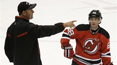 Jaromír Jágr a trenér Peter DeBoer na tréninku New Jersey. 