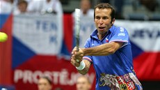 BEKHEND. Radek �t�pánek v úvodním duelu semifinále Davis Cupu proti Argentin�. 