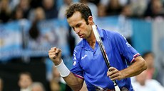 DOBRÁ PRÁCE. Radek �t�pánek p�i semifinále Davis Cupu proti Argentin�.  