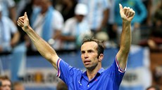 BOD JE NÁ�. Radek �t�pánek se raduje po vít�zství v úvodním utkání semifinále