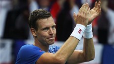 POTLESK. Tomá� Berdych d�kuje divák�m po úvodním dnu semifinále Davis Cupu. 