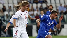 Italský úto�ník Emanuele Giaccherini se probíjí �eskou defenzivou. Sna�í se ho