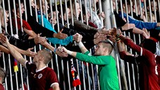 Sparťanští fotbalisté děkují fanouškům za podporu.