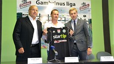 Obránce Tomá� Zápoto�ný (uprost�ed) po p�estupu do P�íbrami. Vlevo prezident