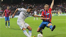 NEODCENTRUJE�. Plze�ský obránce David Limberský se sna�í zabránit Navasovi z