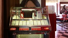 Jukebox s vinylovými deskami zde neme chybt.