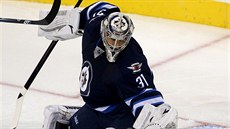 Gólman Ond�ej Pavelec z Winnipegu v p�ípravném utkání s Edmontonen.