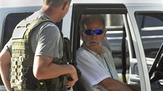 Pastor Terry Jones ve svém aut� t�sn� p�ed zat�ením na Florid� 11. zá�í 2013.