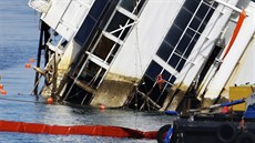 V pond�lí po poledni u� bylo vid�t, �e se lo� zvedla zhruba o metr.