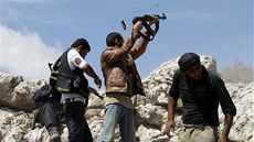 Bojovníci Syrské svobodné armády (FSA) pálí na vládní vojska v provincii Idlib