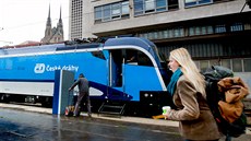 K�est lokomotivy 1216 Taurus v barvách �eských drah. Lokomotiva se jmenuje...