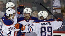 Hokejisté Edmontonu se radují z gólu Jordana Eberleho (druhý zprava).