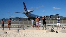 Princess Juliana International Airport leí hned vedle pláe Maho Beach na karibském ostrov St. Maarten
