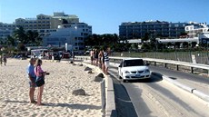 Princess Juliana International Airport leí hned vedle pláe Maho Beach na karibském ostrov St. Maarten