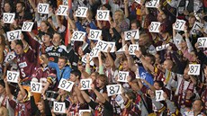 PŘEKVAPENÍ. Sparťanští fanoušci oslavují střelce branky v dresu číslo 87 Petra