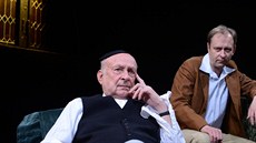 Na pódiu Divadla v �ezinické se poprvé se�li otec a syn Zindulkovi.