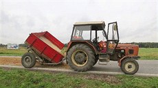 �idi� nákladního auta naboural u Lípy nad Orlicí do p�ív�su za traktorem...