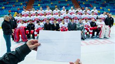 Skupinová fotografie hokejového týmu Mountfield Hradec Králové. Hráče rovnal...