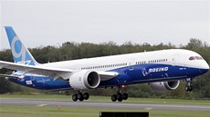 Boeing 787-9 vzlétá ke svému prvnímu zkuebnímu letu z letit Paine Field. 