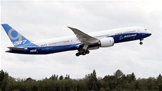 Boeing 787-9 vzlétá ke svému prvnímu zkuebnímu letu z letit Paine Field. 