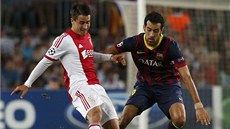 PROTI BÝVALÉMU TÝMU. Bojan Krkic z Ajaxu Amsterdam (vlevo) v souboji se Sergiem