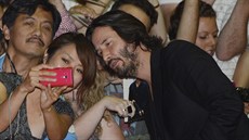 Keanu Reeves s fanouky (Toronto, 10. záí 2013)