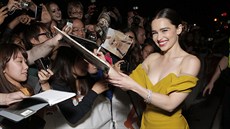 Emilia Clarke s fanoušky (Toronto, 8. září 2013)