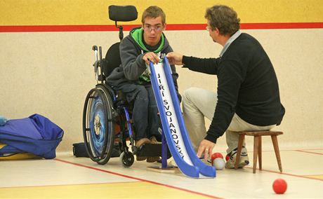 Jiímu Svojanovskému pi tréninku asistoval otec. Chlapec patí k prvoligovým