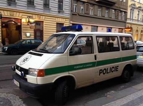 Policie ped stelnicí v Sokolovské ulici v Praze
