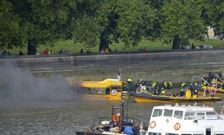 V Londýn vzplála turistická lo, 30 lidí se zachránilo skokem do Teme (29....