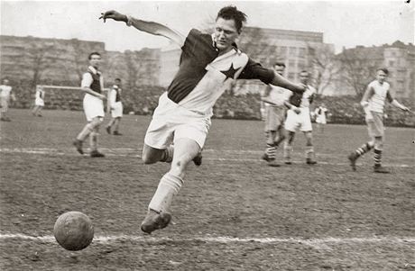 TYPICKÝ PEPI. Josef Bican (19132001) práv stílí jeden z tisíc svých gól.