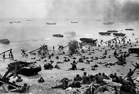 Spojenecká vojska pi vylodní na pobeí Normandie (6. ervna 1944)