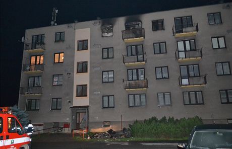 Poár vypukl ve tvrtém pate bytového domu na námstí ve dírci nad Doubravou.