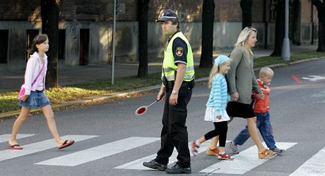 Úad práce usoudil, e stání na pechodech není práce, a tak dotaci na tuto innost neposkytl. Ale ministerstvo vnitra obcím dotace pro tento úel nabízí. Ilustraní foto. 