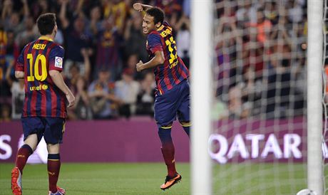 Neymar (vpravo) se raduje ze svého prvního ligového gólu v dresu Barcelony. S...