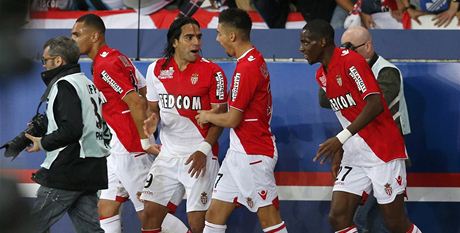 Fotbalisté Monaka se radují z gólu Radamela Falcaa (druhý zleva) proti Paris