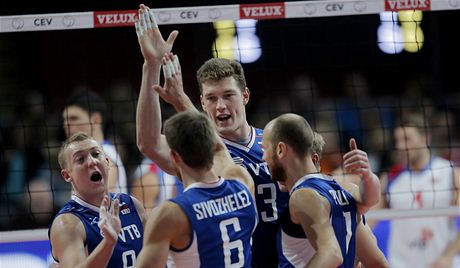 Rutí basketbalisté se radují z bodu v utkání se Srbskem.