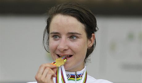 ZLAT. Nizozemsk cyklistka Marianne Vosov si uv triumf na MS.