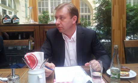 Stínový ministr práce a sociálních vcí Roman Sklenák pi neformální snídani s...