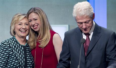 Bill Clinton, jeho manelka Hillary a dcera Chelsea (25. záí 2013)