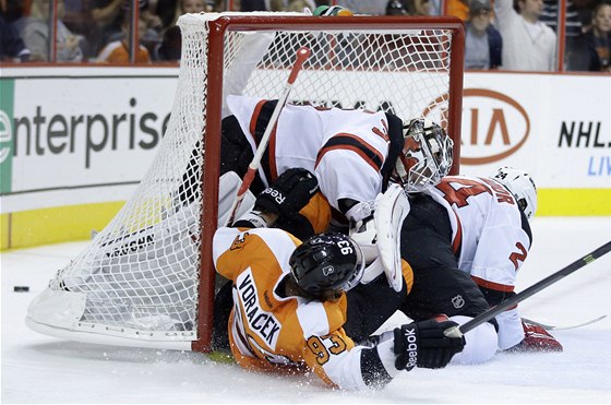 Útoník Jakub Voráek z Philadelphie se nechtn dostal do branky New Jersey.