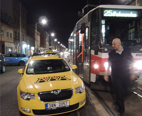 V Blohorské ulici pekáelo taxi tramvaji.