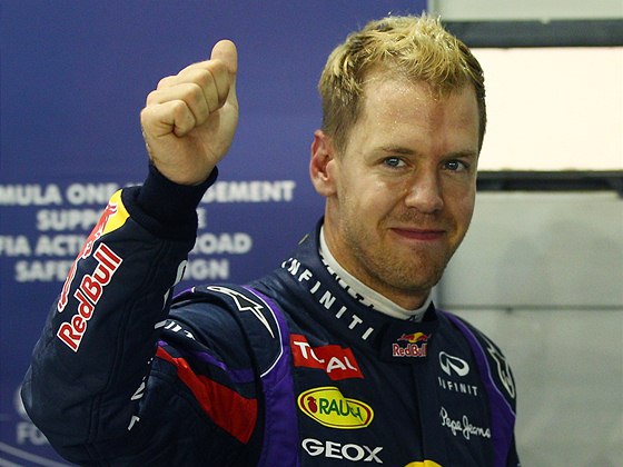 DALÍ POLE POSITION. Sebastian Vettel po kvalifikaci na Velkou cenu Singapuru.