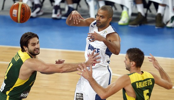 Tony Parker z Francie ve finále mistrovství Evropy mezi dvma Litevci.