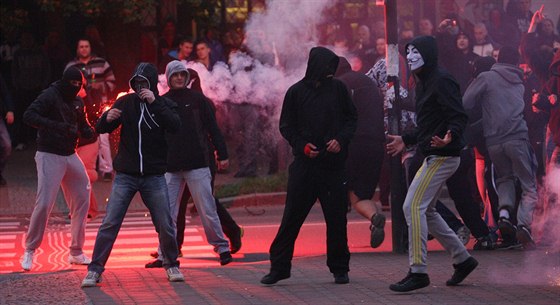 Na konci záí se radikálové seli na mítinku dlnické strany v Ostrav-Zábehu. V prbhu akce se snaili dostat k problémové ubytovn a stetli se pitom s policií.