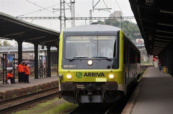 Vlak společnosti Arriva poprvé vyjíždí z Prahy do Kralup nad Vltavou.
