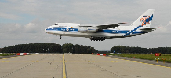 Obí transportní letoun An-124 Ruslan pistává na monovském letiti s nákladem...